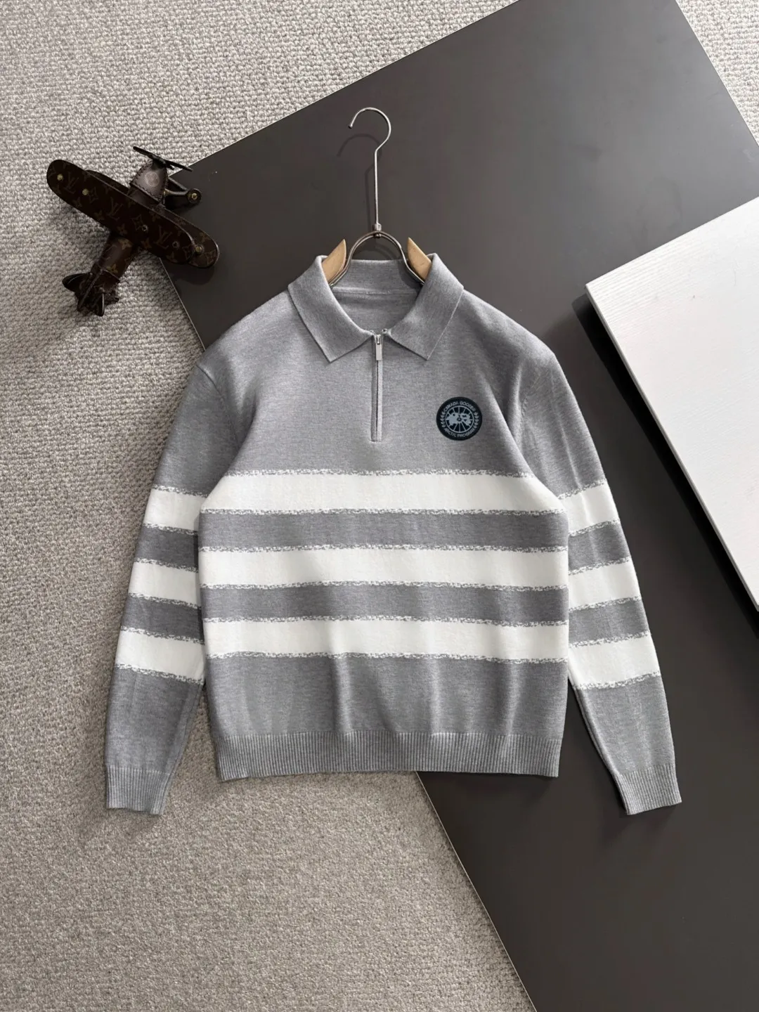 Next day shipping P360 Big Goose 2025 official website latest autumn and winter sweaters, popular models are on sale at the same time at the counter! Specially made of wool blended fabric. It feels comfortable and can be directly in contact with the skin. The logo badge is exquisitely embroidered, which is extremely eye-catching! The details highlight the fashionable charm of big brands. Exquisite workmanship. Three-dimensional cutting style. The wearing effect is invincible and handsome! All three standards are complete! Size: M-3XL
